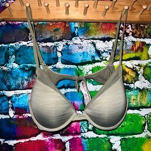 Victoria’s Secret padded plunge bra size 36/B